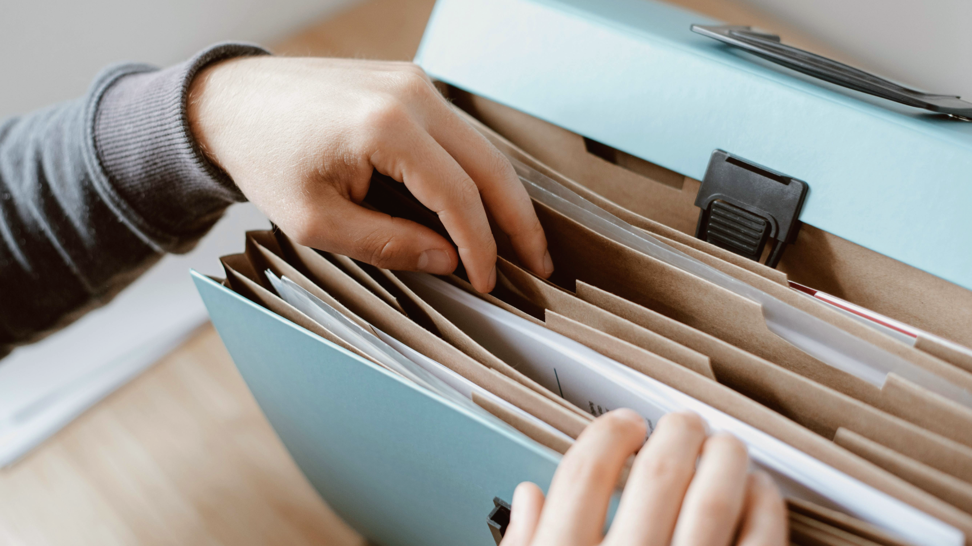 https://www.themamamanual.com/wp-content/uploads/2025/05/Blogpost_June20th_OrganiseYourPaperwork.png